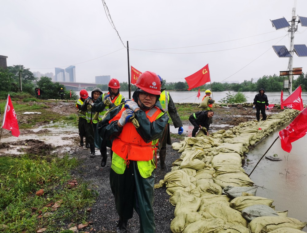 1595238395651397YYRo.jpg 安徽交建协助合肥市沉点局在巢湖路南淝河段沙袋筑坝抗洪防汛2.jpg
