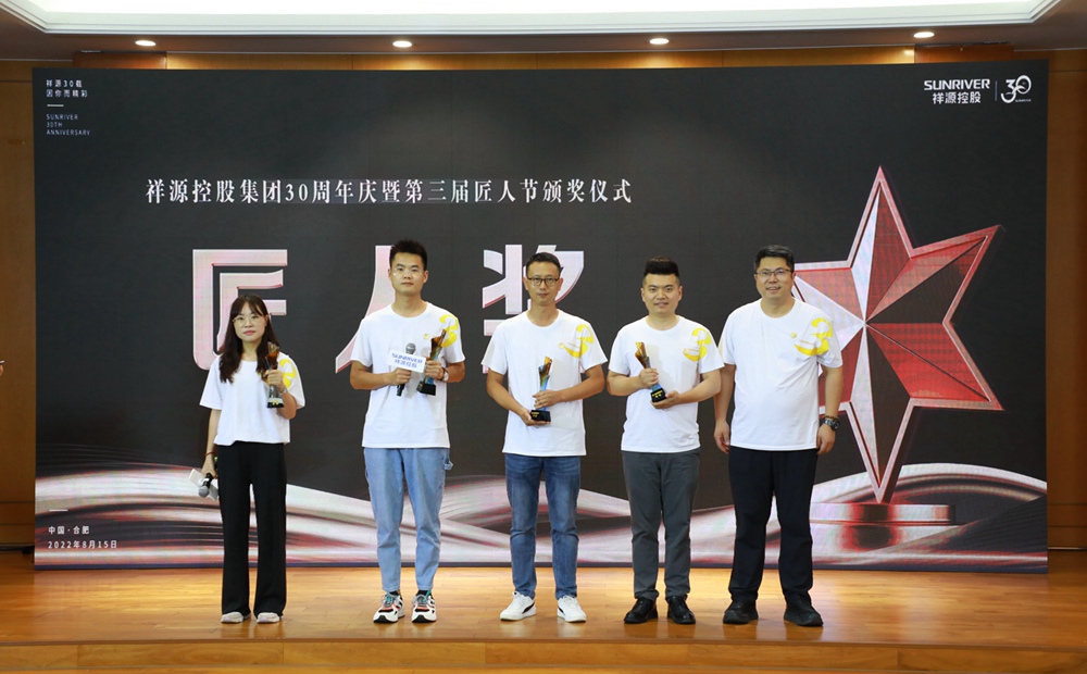 1660634683542555sN59.jpg 欧博ABG控股集团助理总裁孙东洋为欧博ABG匠人代表颁奖.JPG